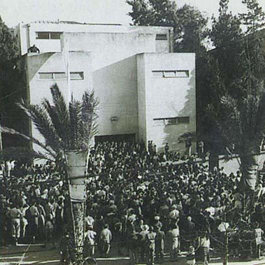 היו ימים. קהל מחוץ לבית דיזנגוף ביום ההכרזה על הקמת המדינה היו ימים. קהל מחוץ לבית דיזנגוף ביום ההכרזה על הקמת המדינה