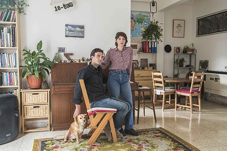 קמה ורדי ואדם זיו בדירתם. צילום: דניאל ז'קונט