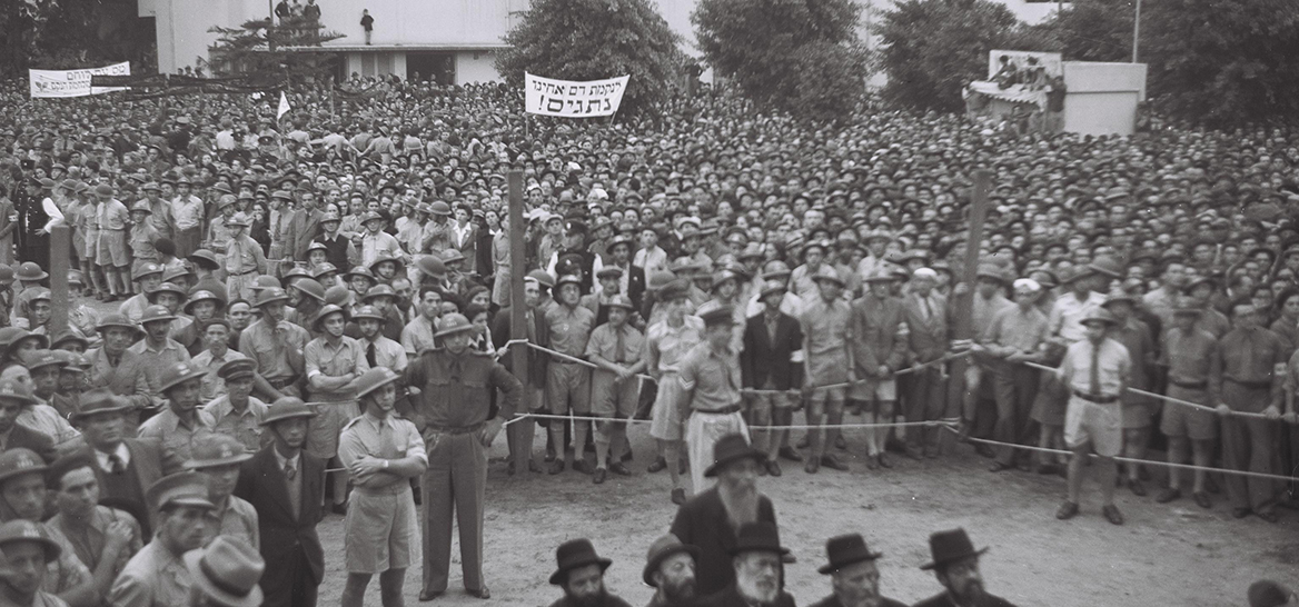 צעדה לזכר קורבנות השואה באירופה, 1942 (צילום: זולטן קלוגר, לע"מ)