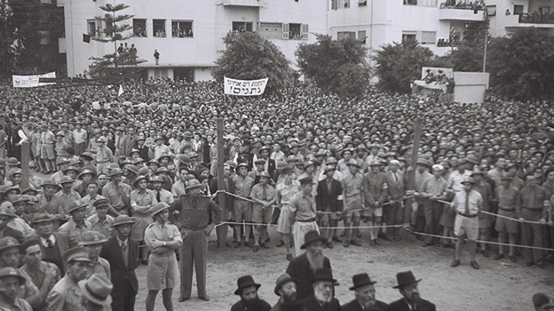צעדה לזכר קורבנות השואה באירופה, 1942 (צילום: זולטן קלוגר, לע"מ)