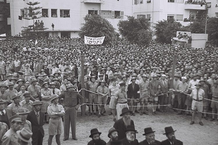 צעדה לזכר קורבנות השואה באירופה, 1942 (צילום: זולטן קלוגר, לע"מ)