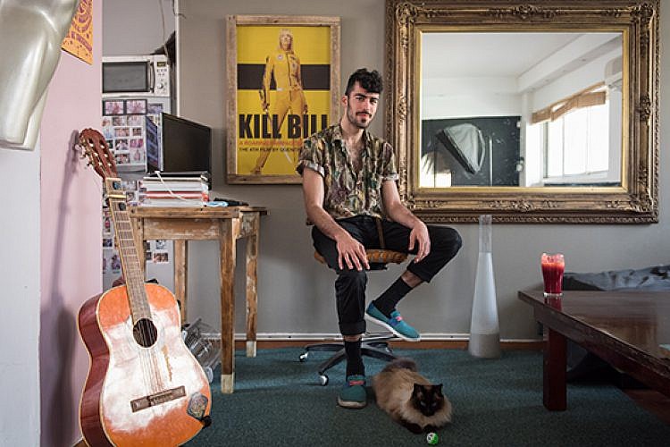 גל יצחק בדירתו. צילום: נמרוד סונדרס