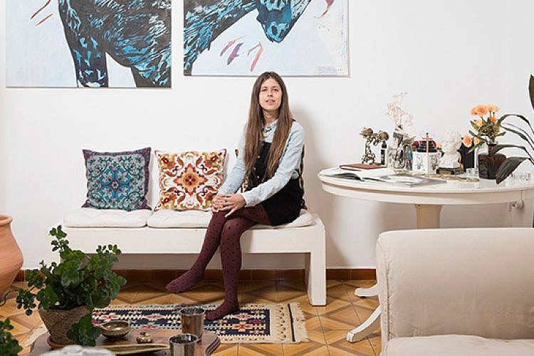 דרי שכטר בדירתה. צילום: נמרוד סונדרס