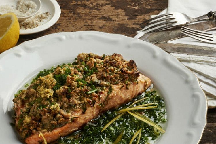 סלמון בקראסט של עשבי תיבול. צילום: בן יוסטר