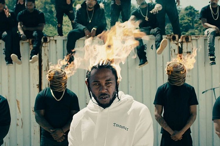 על האש. קנדריק לאמאר. צילום מתוך הקליפ ל-"HUMBLE."