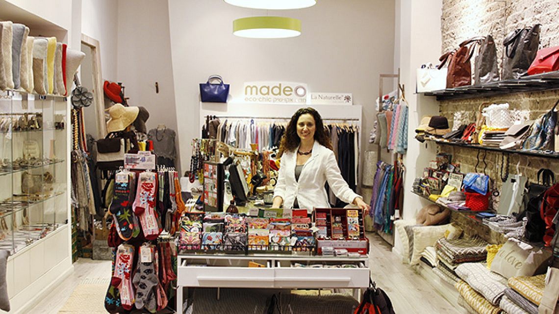 מירונה קורן בחנותה מדאו אקו שיק. צילום: אלונה הירש