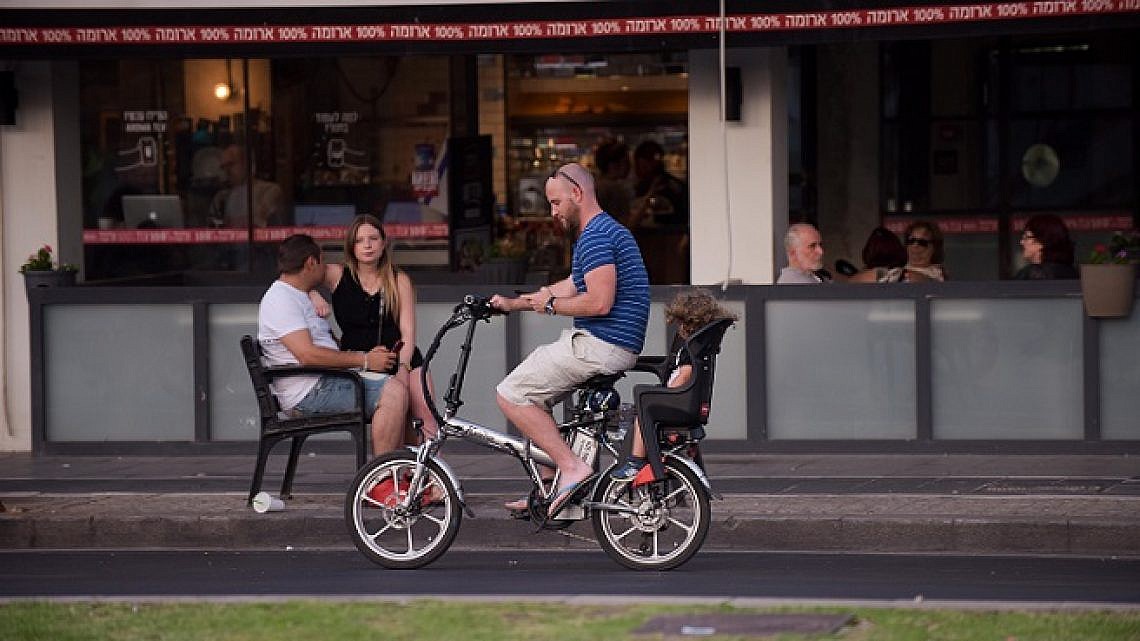 אופניים חשמליים בתל אביב (צילום: בן קלמר)