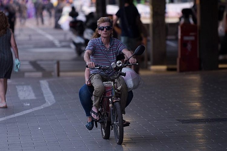 אופניים חשמליים בתל אביב (צילום: בן קלמר)