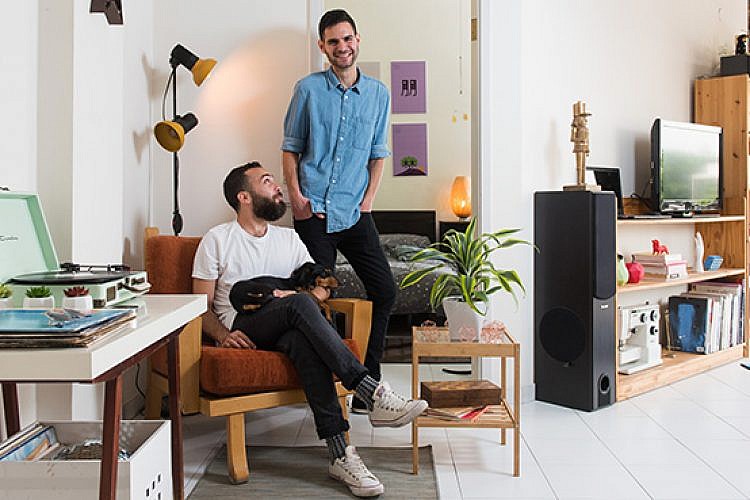 אליאור ג'רבי וברק דוד מזרחי בדירתם. צילום: נמרוד סונדרס