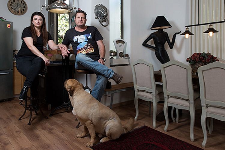 שון ורונית טוכמן בדירתם. צילום: נמרוד סונדרס