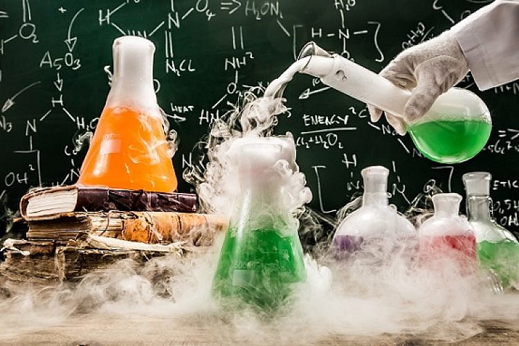 מה הם רוקחים שם? מדענים, אילוסטרציה. צילום: Shutterstock