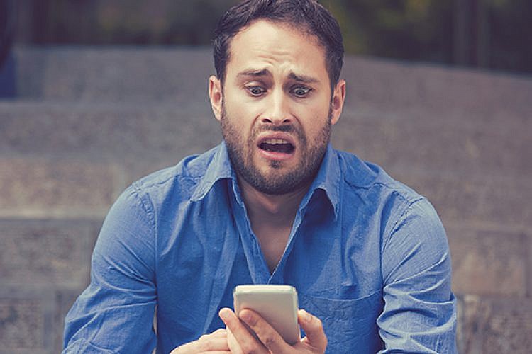 אילוסטרציה: גבר מבוהל מקבל הודעה מאפליקציית "קראש". צילום: שאטרסטוק