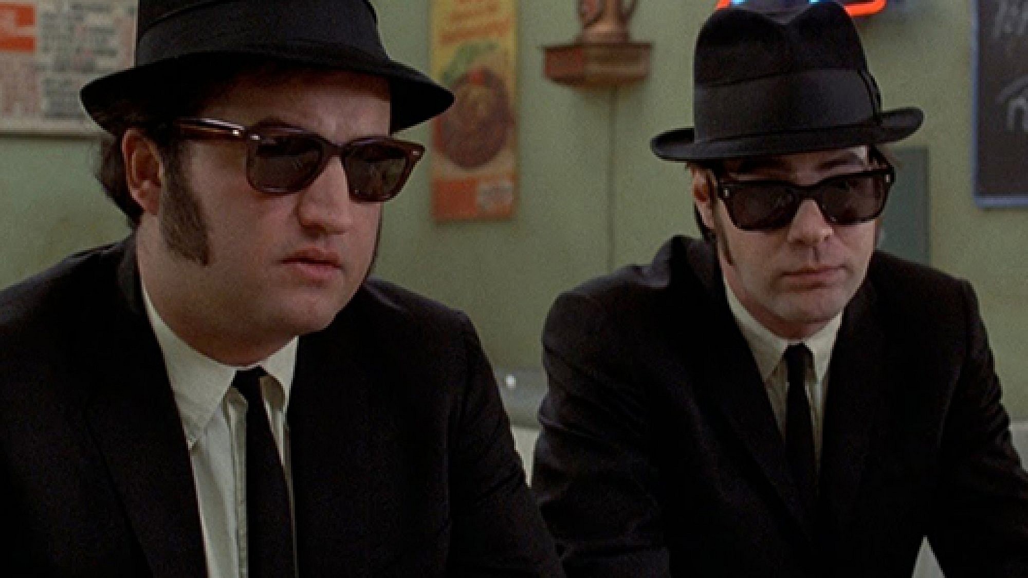 ג'ון בלושי ודן אקרויד בסרט "האחים בלוז". צילום מסך מתוך הסרט