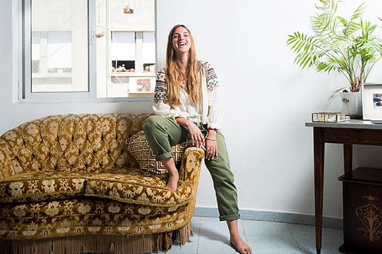 דניאל קדם בדירתה. צילום: נמרוד סונדרס