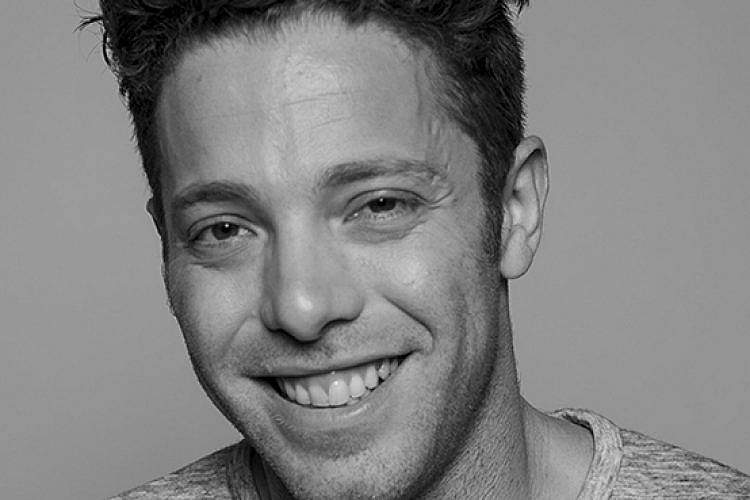 דיוויד פרנקל מכין כריכים. צילום: רון קדמי.