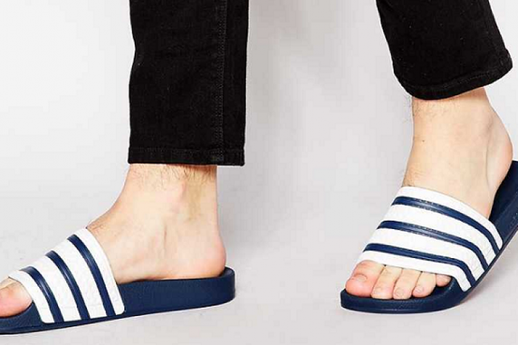 גם ככה אסור להגיע לעבודה. כפכפים של אדידס (מתוך אסוס)