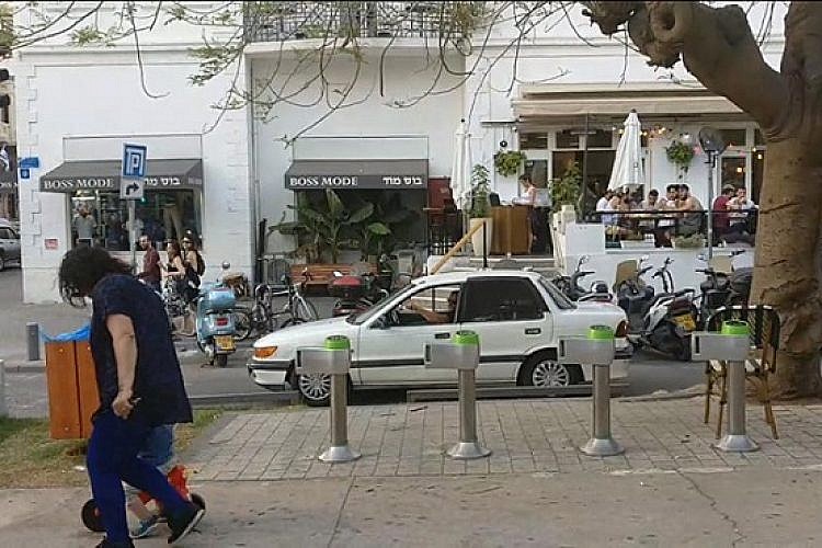 צחי משמיע מוזיקה בווליום גבוה (צילום: שלומי שרעבי)
