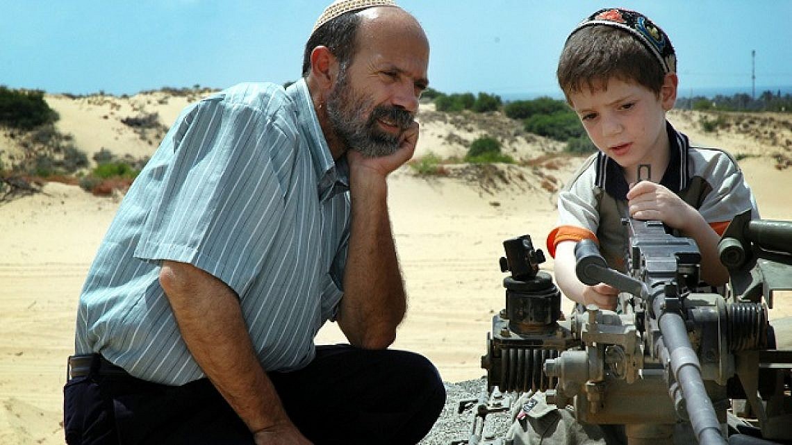 ילד מתאמן בנשק ב-2005. כמו אז, כך גם היום (צילום: Getty Images)