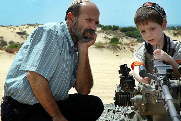 ילד מתאמן בנשק ב-2005. כמו אז, כך גם היום (צילום: Getty Images)