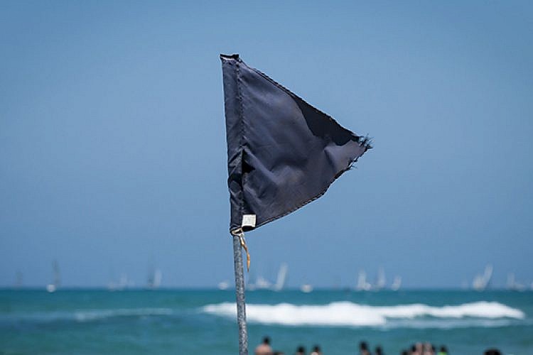 דגל שחור בחוף התל אביבי (צילום: שאטרסטוק)