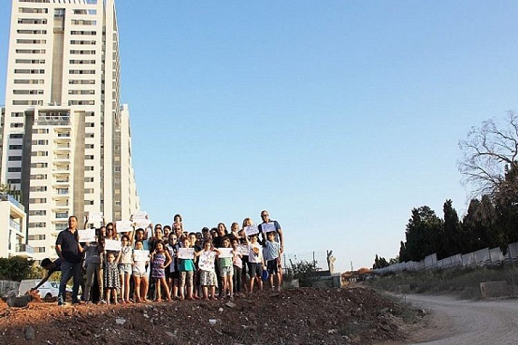 הורים וילדים מפגינים נגד הכביש (צילום: עמוד הפייסבוק מתנגדים לדרך רפאל איתן)