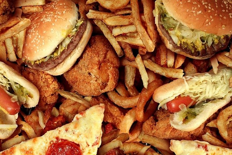 אוכל לא בריא (צילום: Shutterstock)