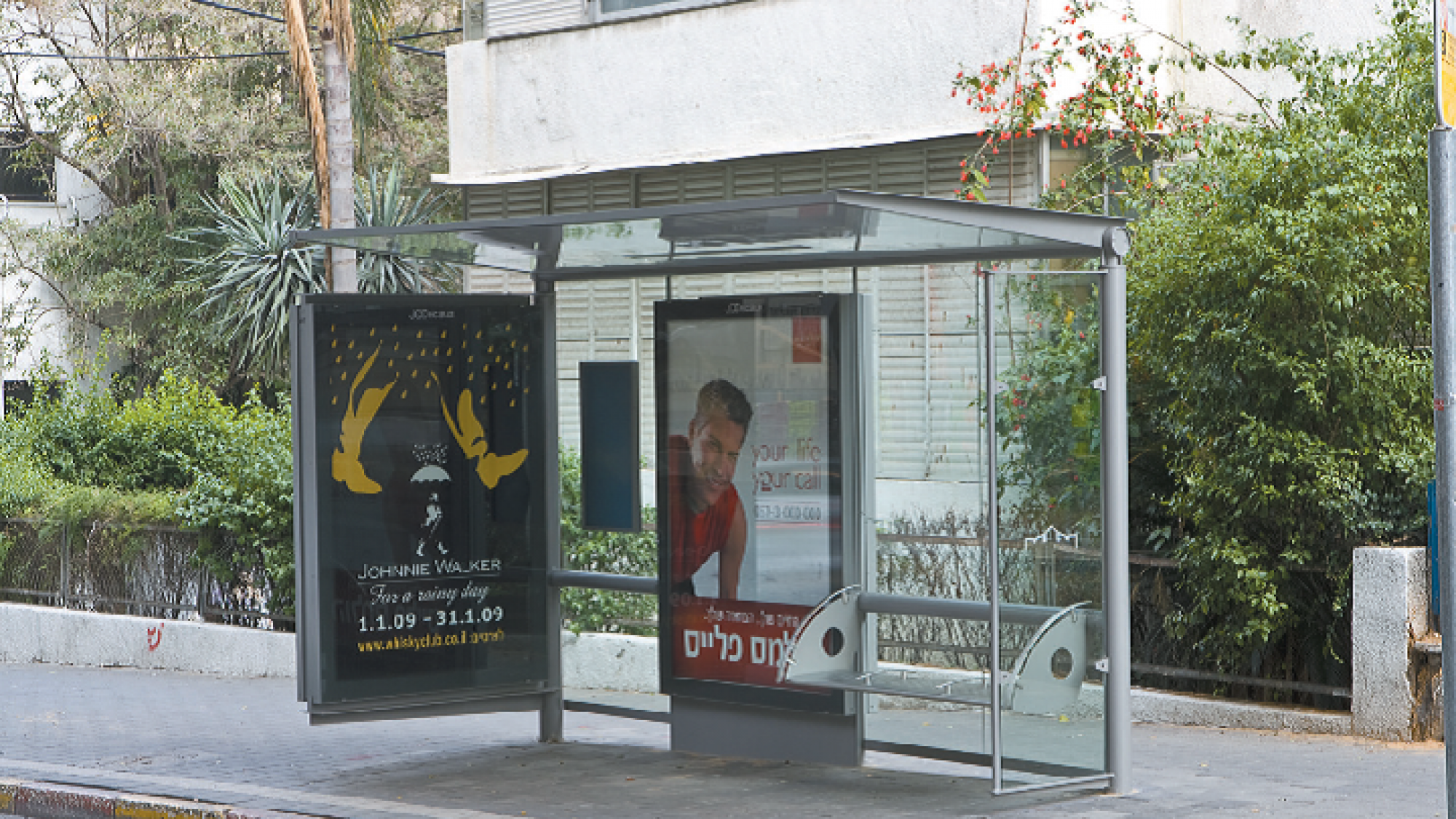 תחנת אוטובוס בתל אביב (צילום: אנטולי מיכאלו)