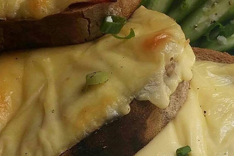 טוסט גבינה והאם, המנזר