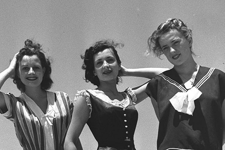 מלכות היופי מדגמנות את אופנת ראשית שנות ה-50 בתל אביב.
מלכות היופי מדגמנות את אופנת ראשית שנות ה-50, בתל אביב.