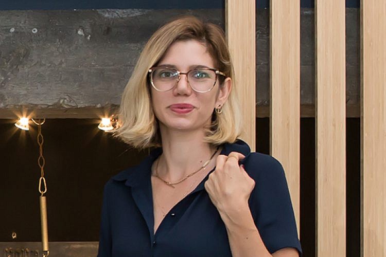 שונה גומן, בעלת בוטיק "שונה" לתכשיטים בפתח החנות. צילום: הילה עידו