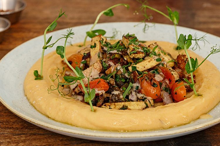 פאבה טבעונית של מסעדת יאמאס בית ינאי. צילום: עומר ולווטר