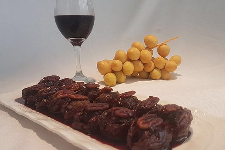 תמרים ממולאים בשר טלה, יואב בר, גזוז ביץ'. צילום: יח"צ