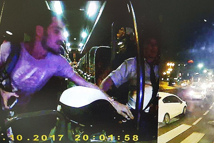 הנוסע מנסה לכאורה ללחוץ על כפתור פתיחת הדלת. מתוך מצלמות האוטובוס (צילום: באדיבות מטרופולין)
