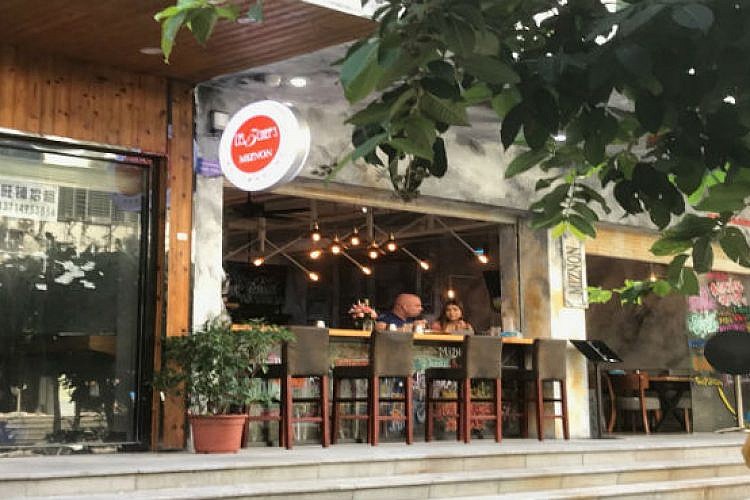 אותו התפריט, אותו הלוגו. המזנון המזוייף בשאנזן