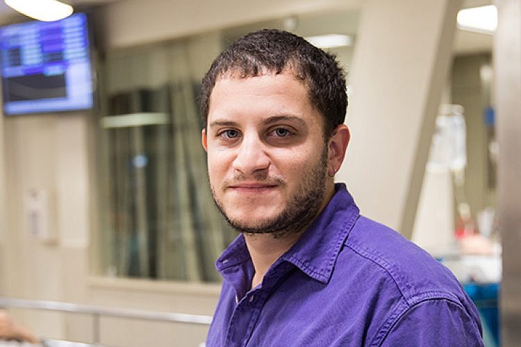 גיא פרחי במיון באיכילוב. צילום: דין אהרוני רולנד