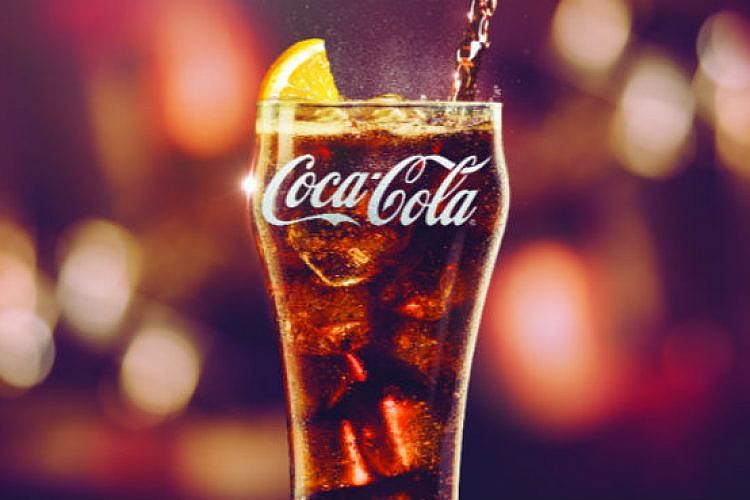 יש דרך מושלמת לשתות בה קוקה קולה. צילום: יח"צ