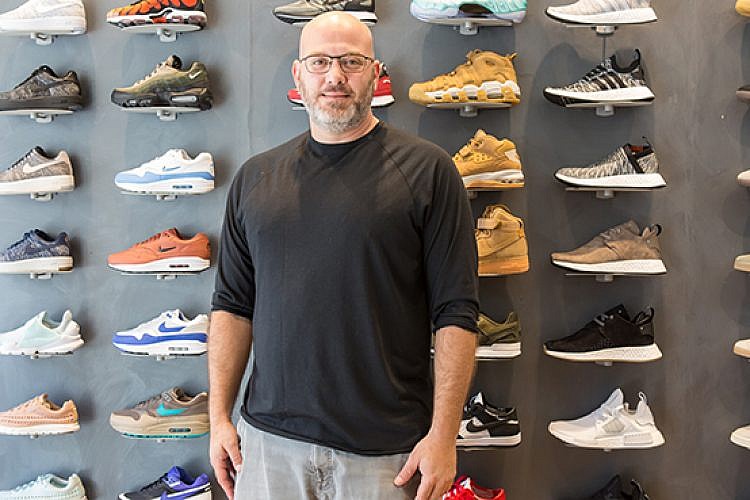 אוהד להב בחנות הנעליים SneakerBoxTLV. צילום: הילה עידו
