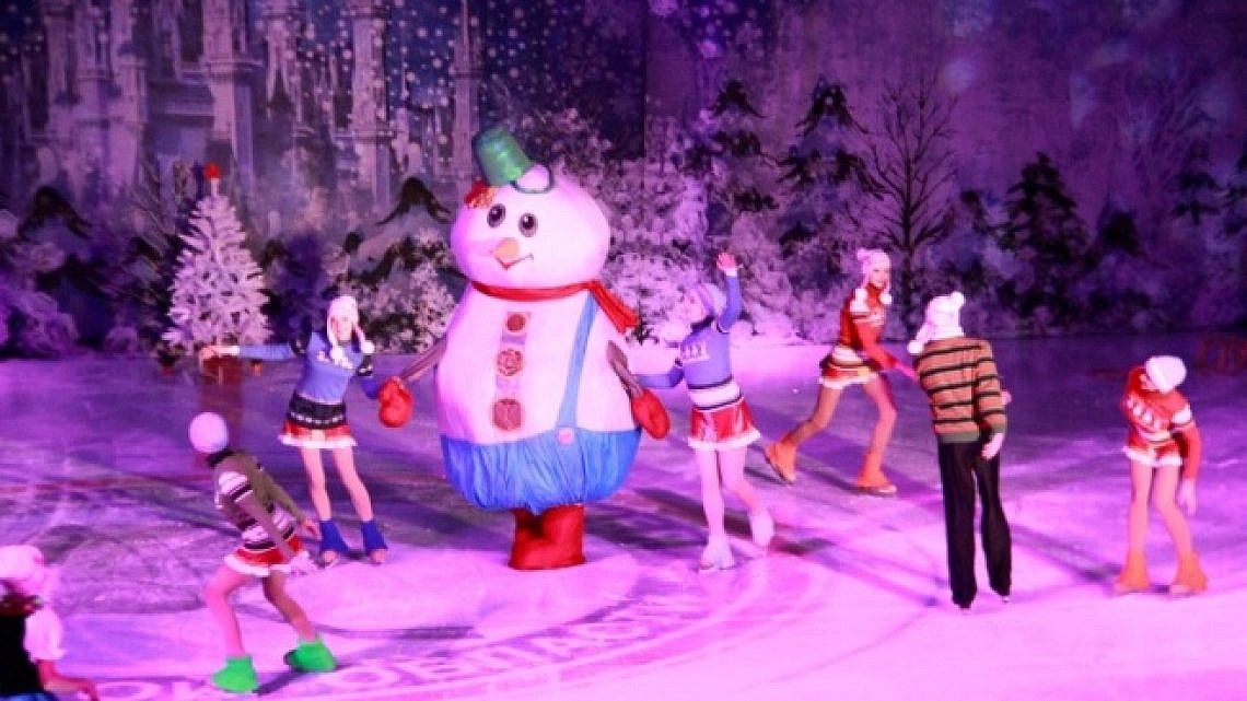 "מלכת השלג" על הקרח (צילום: אנדרי סמירנוב)