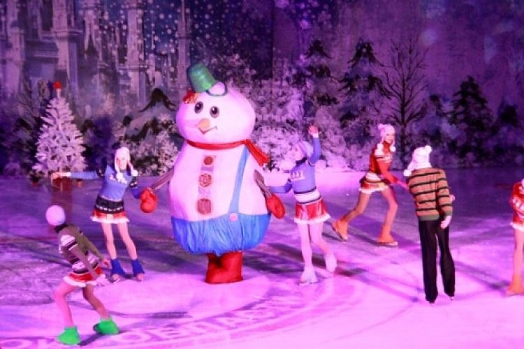 "מלכת השלג" על הקרח (צילום: אנדרי סמירנוב)