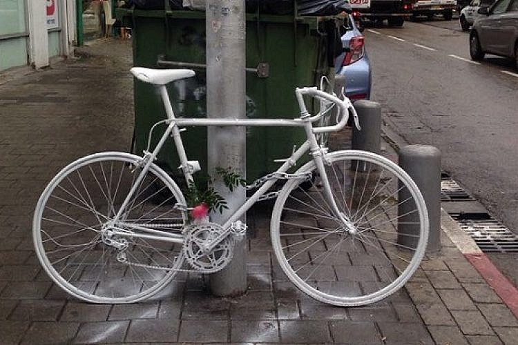 האנדרטה שהוקמה לזכרו של בן מץ' (צילום: נעמה בר אור)