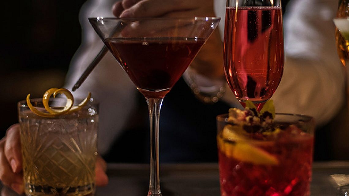 הפי האוור בלייבררי בר בנורמן. צילום: אנטולי מיכאלו