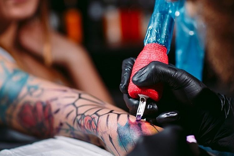 מקעקע (צילום: שאטרסטוק)