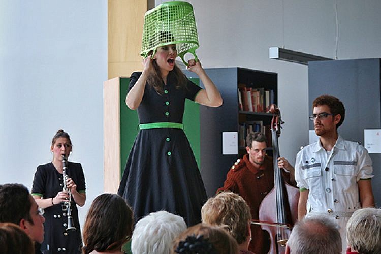 מתוך "בעיות מילוליות" (צילום: יואב טבקמן)