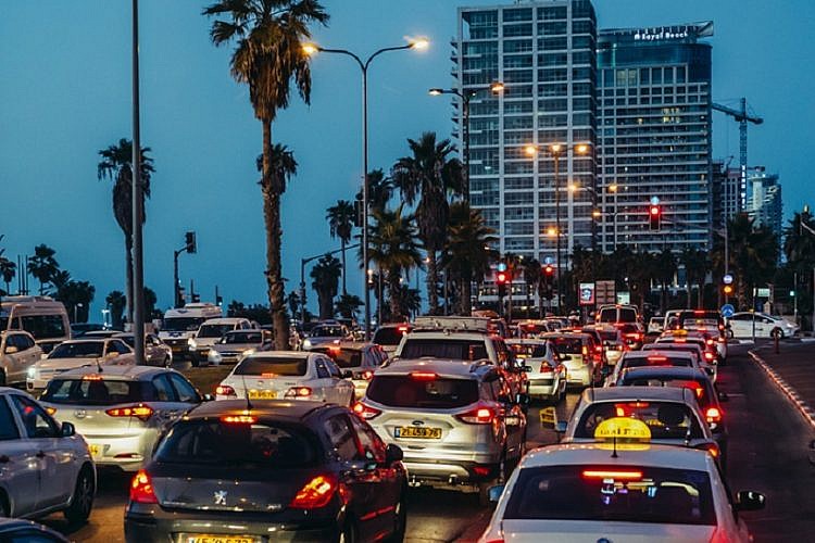 מתי נגיע? פקק תנועה בתל אביב. צילום: Shuttersotck