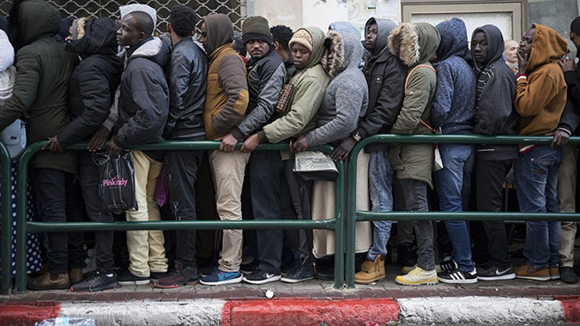 מבקשי מקלט ממתינים בתור ללשכת רשות האוכלוסין בפלורנטין (צילום: אורן זיו)