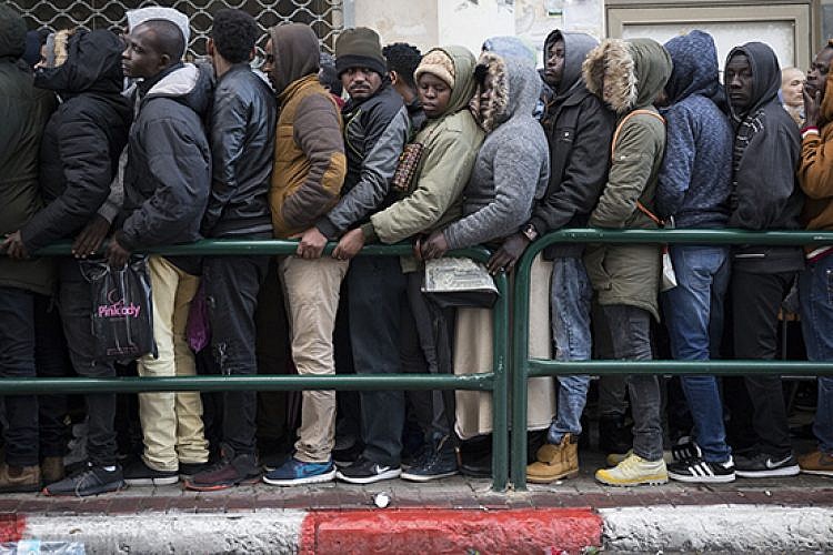מבקשי מקלט ממתינים בתור ללשכת רשות האוכלוסין בפלורנטין (צילום: אורן זיו)
