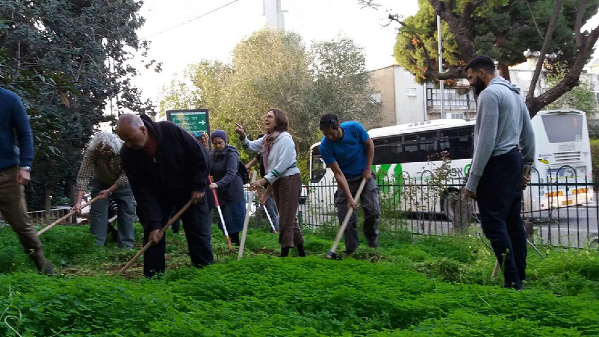 תושבים מעורבים בשכונת יד אליהו (צילום: באדיבות עיריית תל אביב-יפו) תושבים מעורבים בשכונת יד אליהו (צילום: באדיבות עיריית תל אביב-יפו)