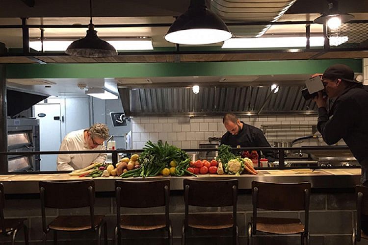 מזנון צ'לסי. צילום: משה פינס