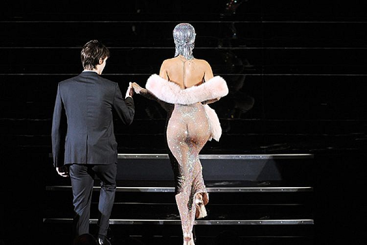 ריהאנה עולה לקבל את פרס האייקון בטקס של מועצת האופנה האמריקאית, 2014. צילום: גטי אימג'ס