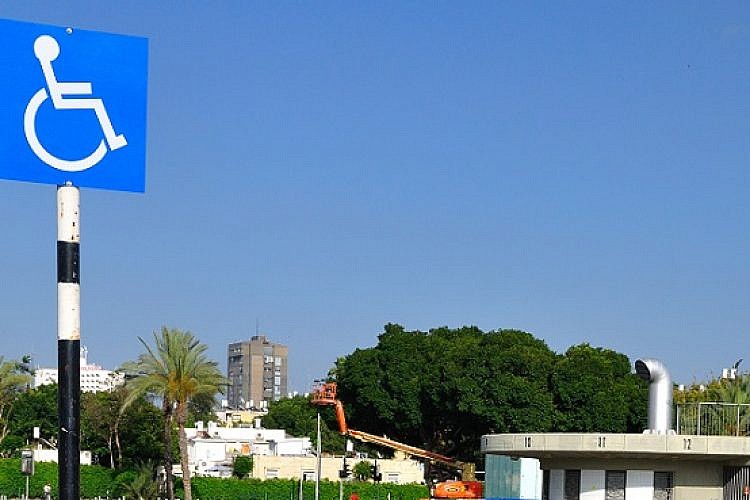 שלט חניית נכים בתל אביב